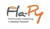 Logo Kommunale Ausbildung Hameln-Pyrmont
Das Logo besteht aus den Abkürzungen "Be Ha für Hameln und  Py für Pyrmont" und soll be Happy bedeuten. © Gemeinde Emmerthal