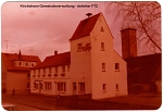 Bis 1973 war das Gebäude das Kirchohsener Gemeindebüro, dahinter ist der Schlauchturm FTZ zu sehen.