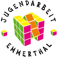 Ein bunter Zauberwürfel (Rubik`s Cube) um den Jugendarbeit Emmerthal geschrieben ist. © Gemeinde Emmerthal